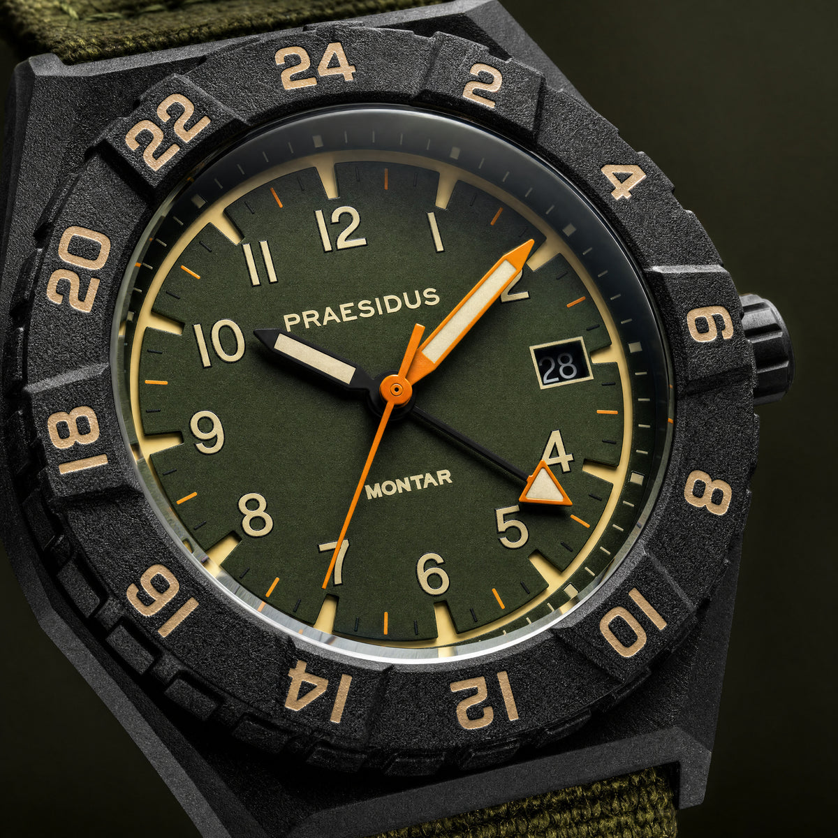 The MONTAR GMT hand against its 24-hour scale